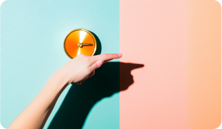 imagem de uma mão girando um contador de tempo.