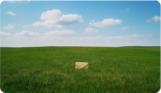 imagem de uma carta em um campo com o céu azul
